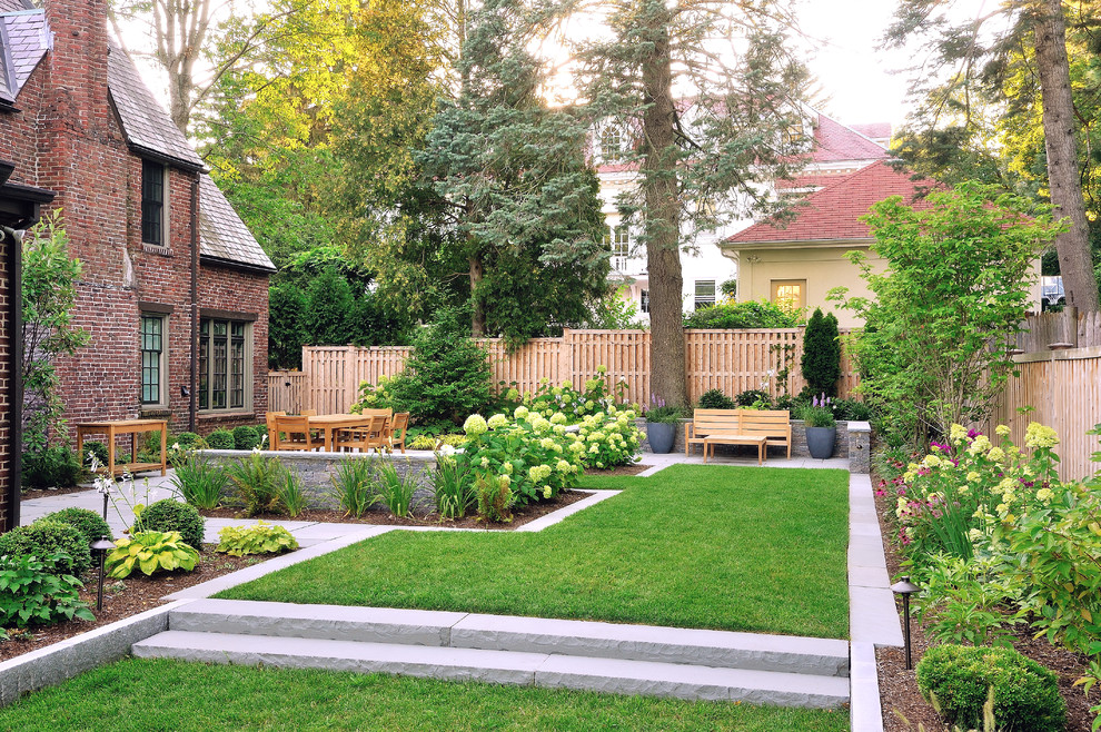 Стильный дизайн: большой летний регулярный сад на заднем дворе в классическом стиле с садовой дорожкой или калиткой, полуденной тенью и покрытием из каменной брусчатки - последний тренд