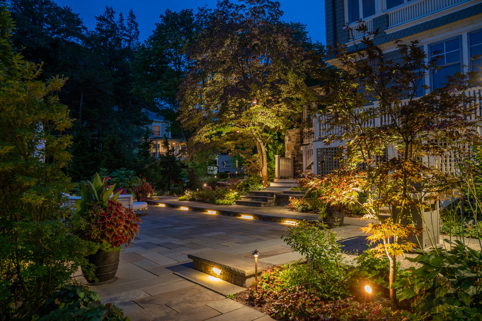 Idee per un giardino contemporaneo dietro casa con pavimentazioni in pietra naturale