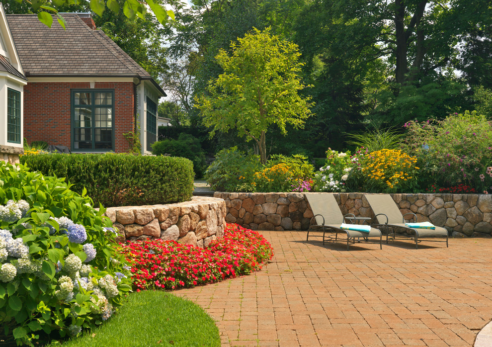 Großer Klassischer Garten hinter dem Haus mit Pflastersteinen und Hochbeet in Boston