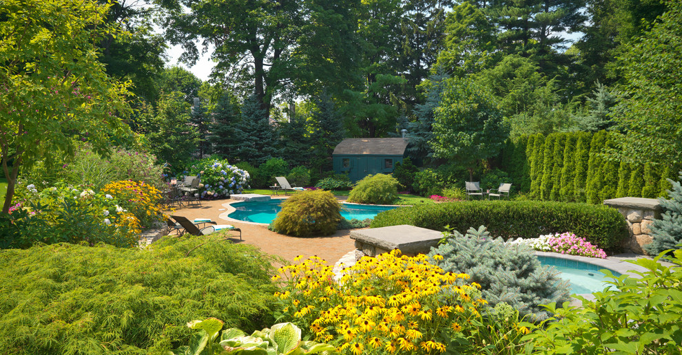 На фото: большой участок и сад на заднем дворе в классическом стиле с мощением клинкерной брусчаткой