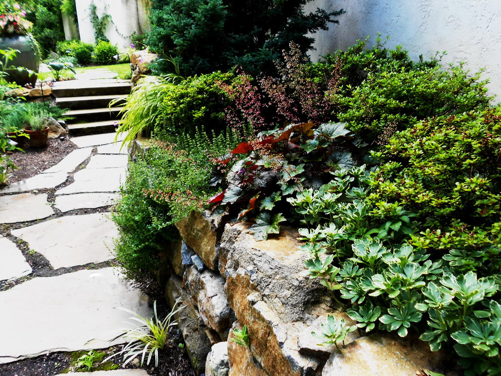 Ispirazione per un giardino tradizionale esposto a mezz'ombra di medie dimensioni e nel cortile laterale in estate con un ingresso o sentiero e pavimentazioni in pietra naturale