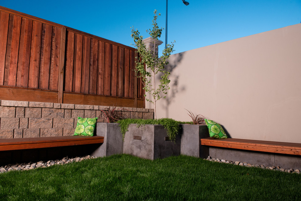 Свежая идея для дизайна: участок и сад на заднем дворе в классическом стиле с растениями в контейнерах - отличное фото интерьера