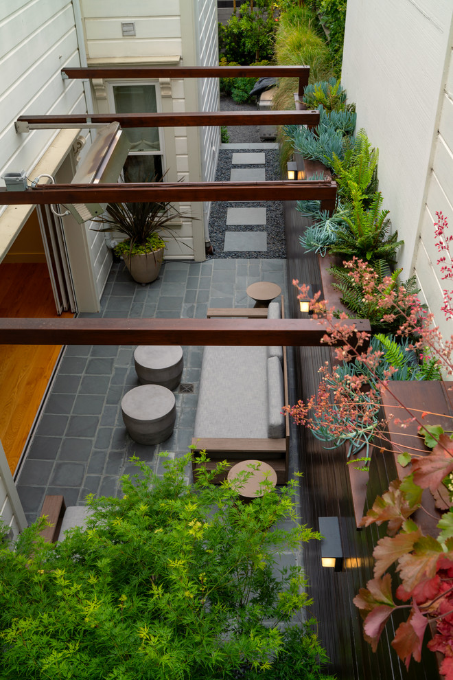 Geometrischer, Kleiner, Schattiger Moderner Garten neben dem Haus mit Natursteinplatten in San Francisco