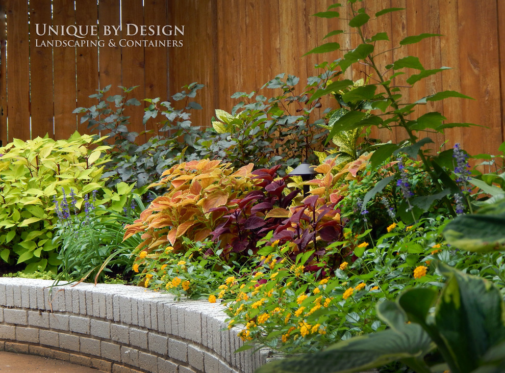 Пример оригинального дизайна: летний участок и сад на заднем дворе в классическом стиле с полуденной тенью и мощением клинкерной брусчаткой