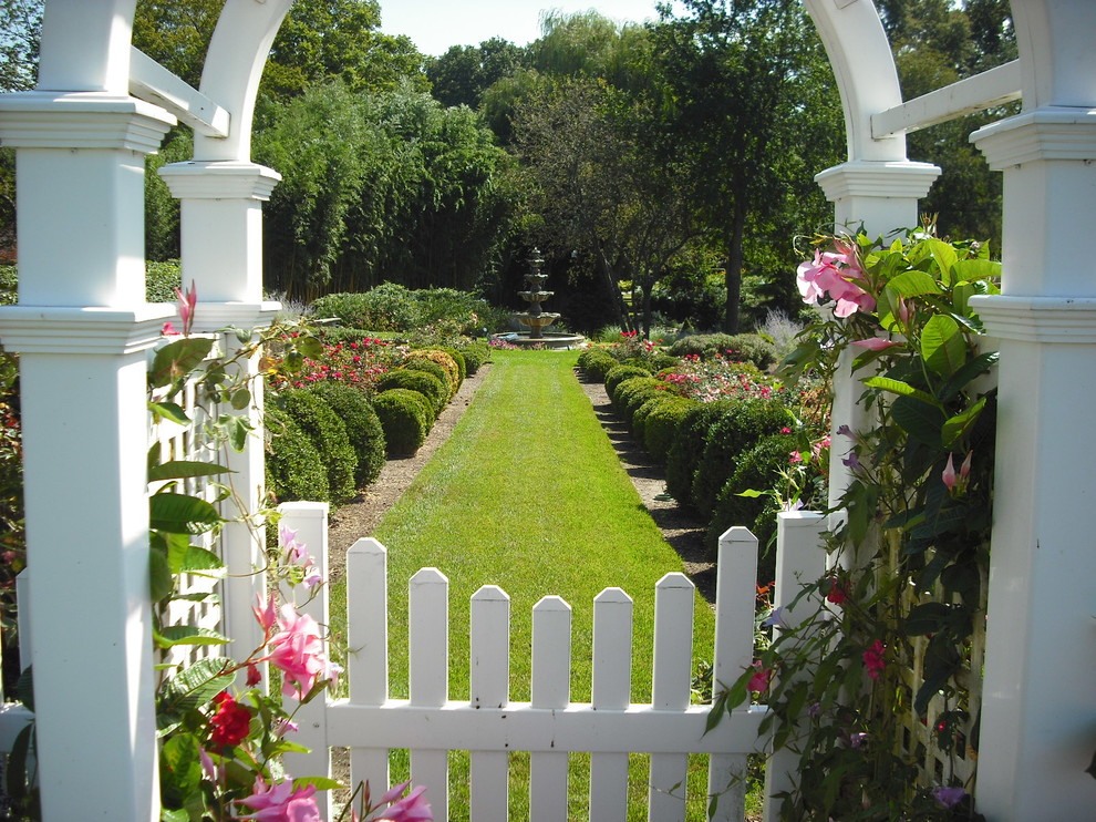 Idées déco pour un jardin à la française arrière classique de taille moyenne avec un point d'eau et une exposition partiellement ombragée.