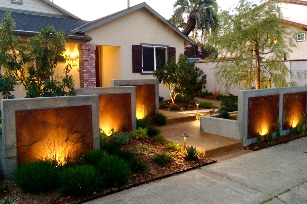 Design ideas for a contemporary front yard garden path in Sacramento.