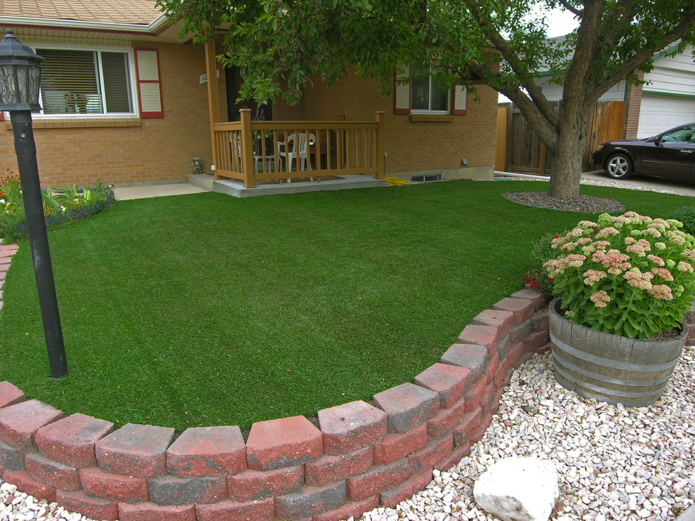 Inspiration for a medium sized classic back garden in Denver.