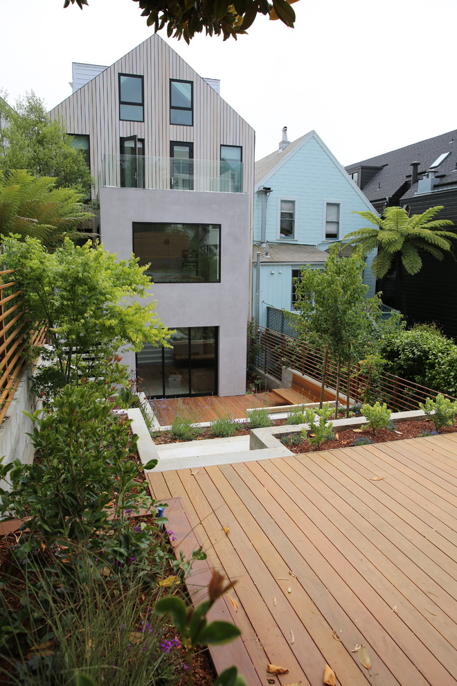 Esempio di un giardino xeriscape design esposto a mezz'ombra di medie dimensioni e dietro casa con un muro di contenimento e pedane