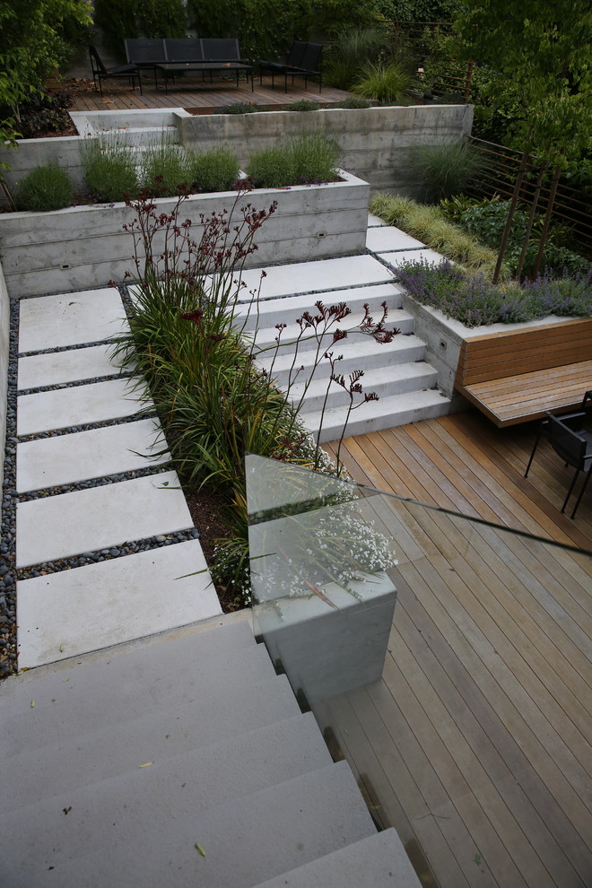 Ispirazione per un piccolo giardino minimalista esposto a mezz'ombra dietro casa