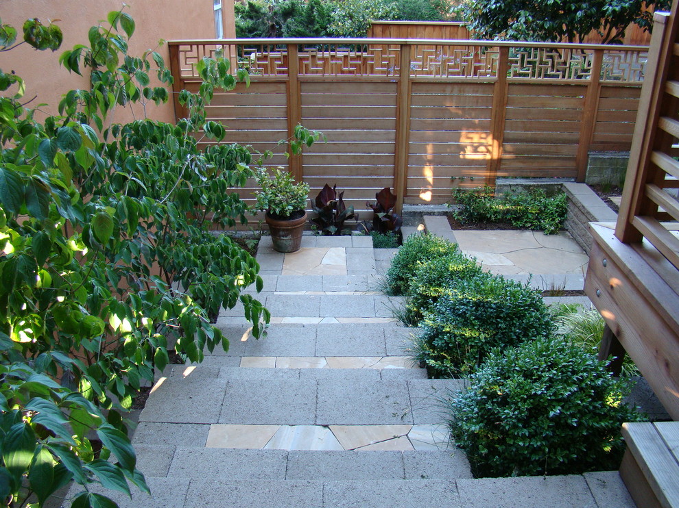Идея дизайна: маленький участок и сад на склоне в современном стиле с покрытием из каменной брусчатки для на участке и в саду