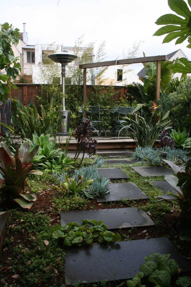 Свежая идея для дизайна: участок и сад на заднем дворе в стиле модернизм - отличное фото интерьера