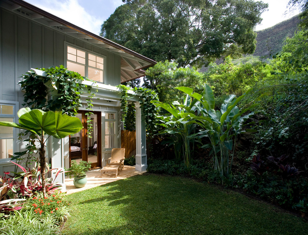 Foto på en liten tropisk bakgård i delvis sol