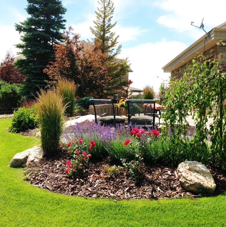 Geometrischer, Mittelgroßer Klassischer Gartenweg im Frühling, hinter dem Haus mit direkter Sonneneinstrahlung und Natursteinplatten in Boise