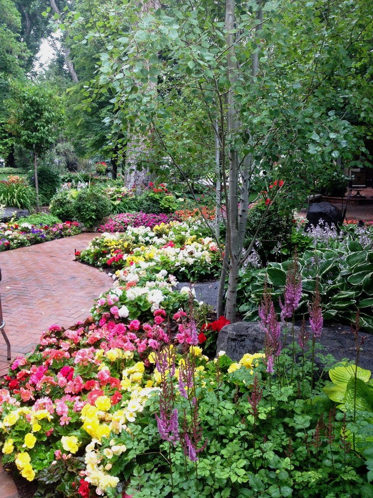 Halbschattiger, Geometrischer, Großer Klassischer Gartenweg im Sommer, hinter dem Haus mit Pflastersteinen in Salt Lake City