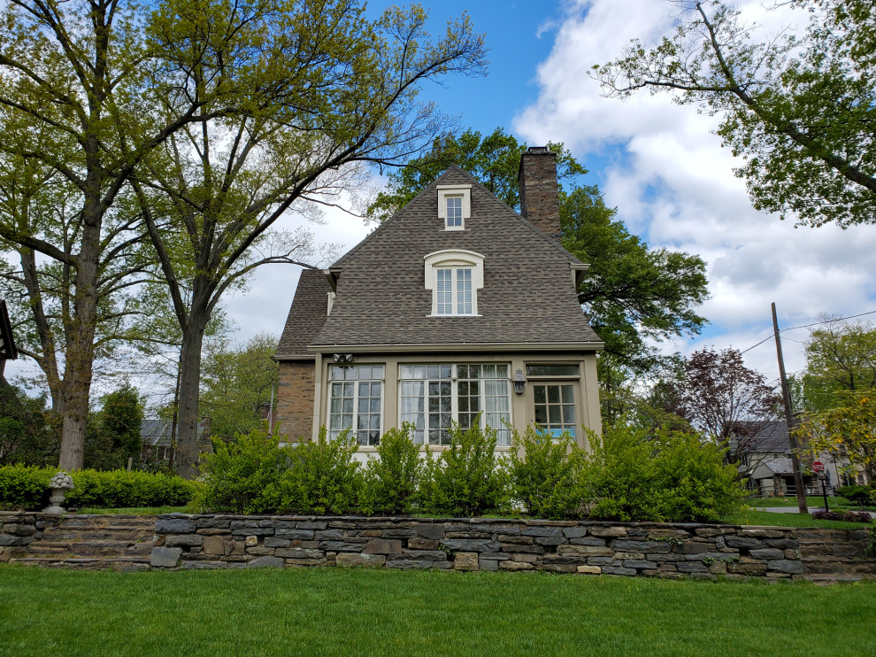 Geometrische, Große Gartenmauer im Sommer, neben dem Haus mit direkter Sonneneinstrahlung in Philadelphia