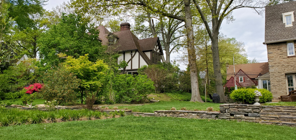 Geometrischer, Großer Garten im Sommer, neben dem Haus mit direkter Sonneneinstrahlung und Natursteinplatten in Philadelphia