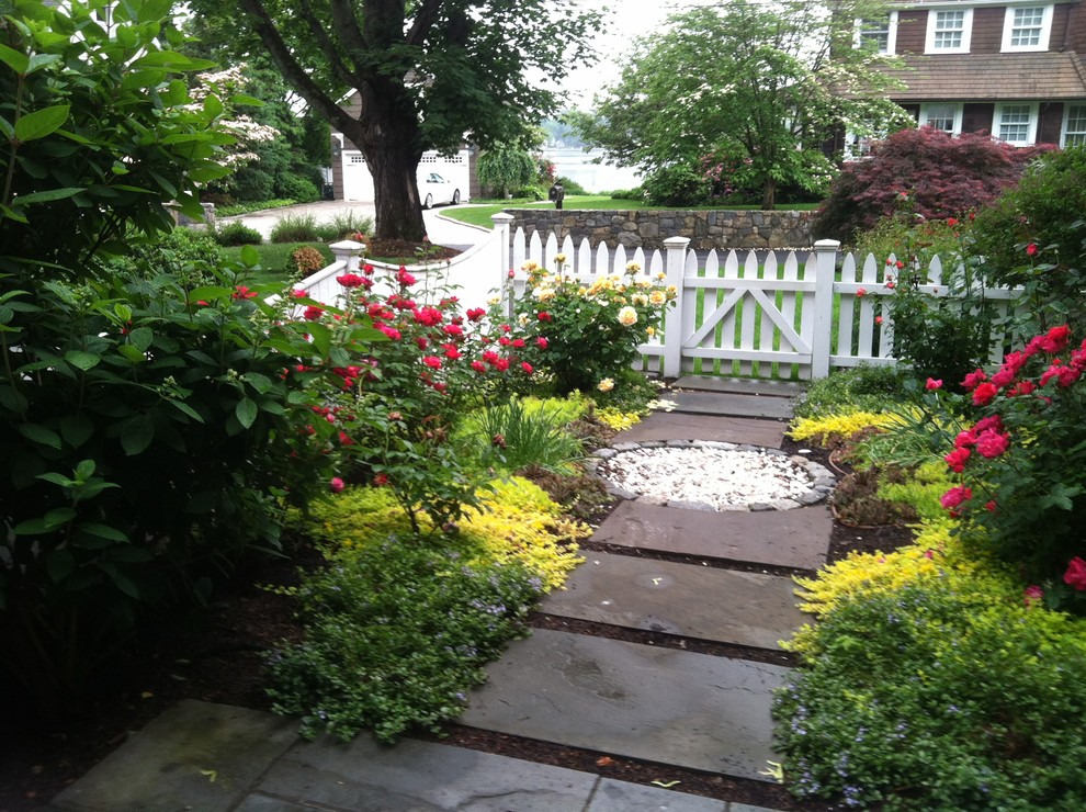 Idee per un piccolo giardino formale chic esposto a mezz'ombra dietro casa in estate con pavimentazioni in pietra naturale e un focolare