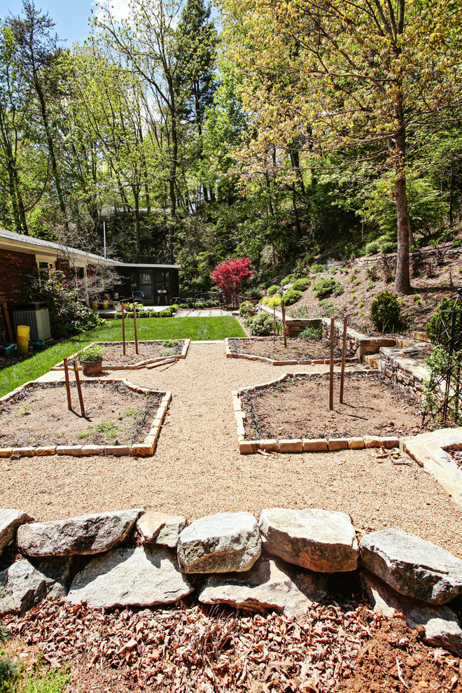Idee per un orto in giardino tradizionale esposto in pieno sole di medie dimensioni e dietro casa in estate con ghiaia