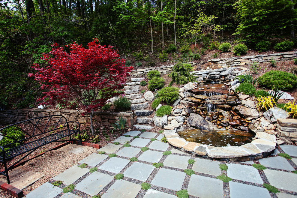 Idée de décoration pour un jardin arrière tradition de taille moyenne et l'été avec une exposition ensoleillée et des pavés en pierre naturelle.