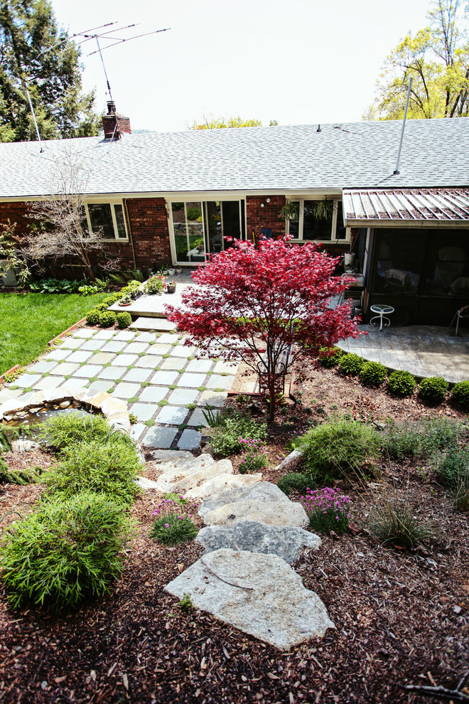 Exemple d'un jardin arrière chic de taille moyenne et l'été avec une exposition ensoleillée et des pavés en pierre naturelle.