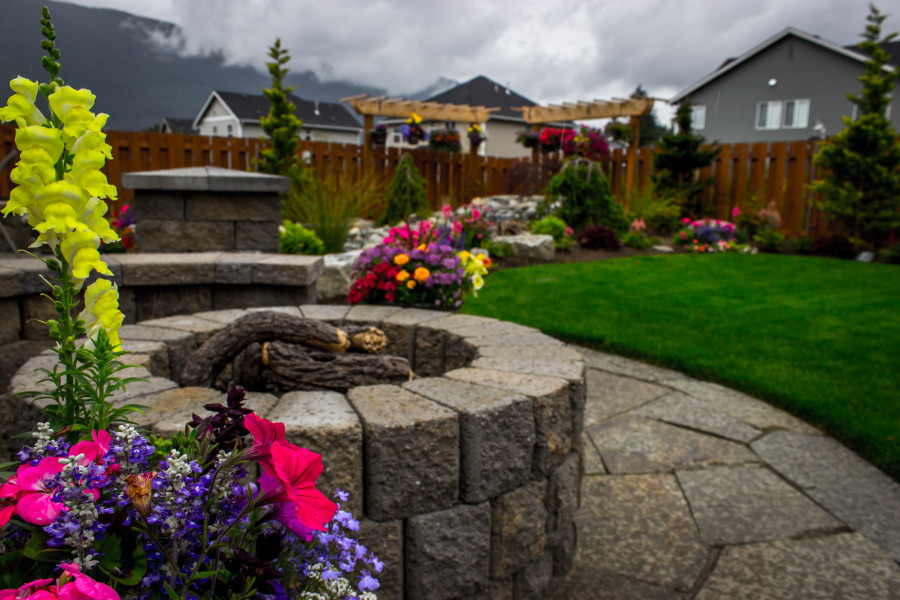 シアトルにある広い、夏のトラディショナルスタイルのおしゃれな裏庭 (ファイヤーピット、日向、天然石敷き) の写真