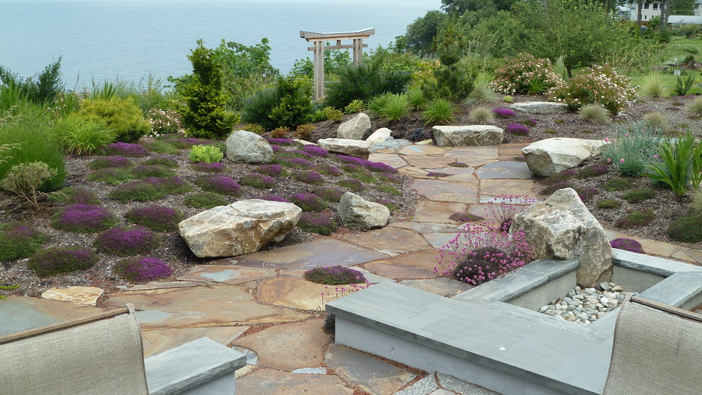 Cette photo montre un grand jardin tendance l'été avec une exposition ensoleillée et des pavés en pierre naturelle.