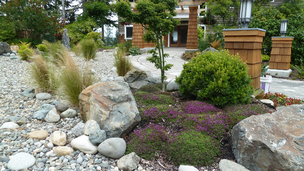Photo of a mid-sized traditional drought-tolerant and shade front yard concrete paver landscaping in Seattle for summer.