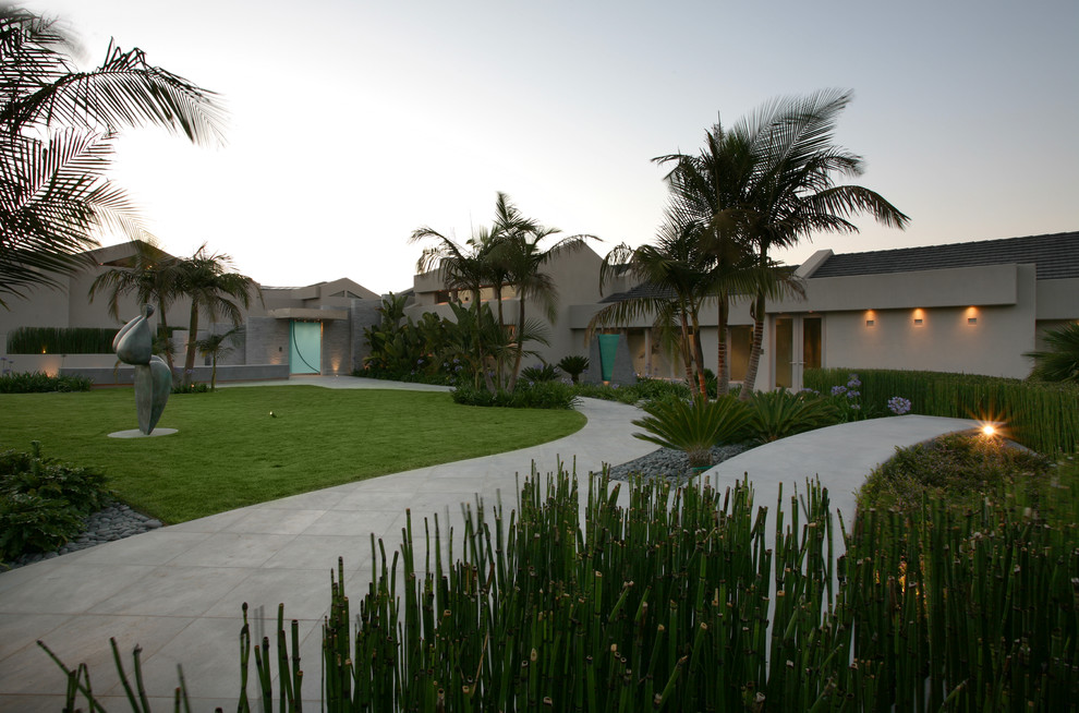 Large contemporary front full sun garden in Los Angeles with a garden path and natural stone paving.