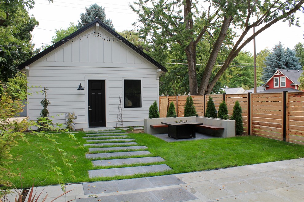 Esempio di un giardino minimalista esposto a mezz'ombra di medie dimensioni e dietro casa con un focolare e pavimentazioni in cemento