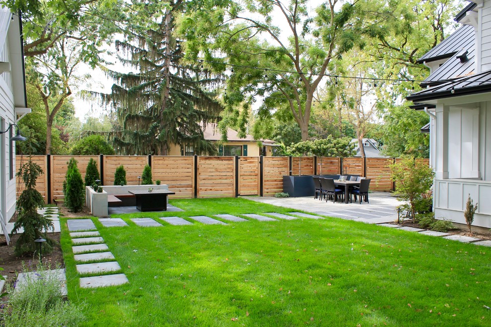 Свежая идея для дизайна: летний участок и сад среднего размера на заднем дворе в стиле модернизм с мощением тротуарной плиткой, садовой дорожкой или калиткой и полуденной тенью - отличное фото интерьера