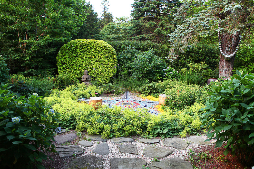 Diseño de jardín bohemio en patio trasero con exposición reducida al sol y adoquines de piedra natural
