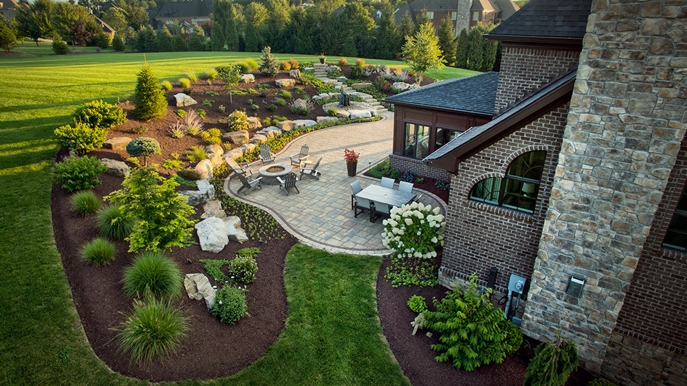 Foto di un grande giardino formale design esposto a mezz'ombra dietro casa con un ingresso o sentiero e pavimentazioni in mattoni