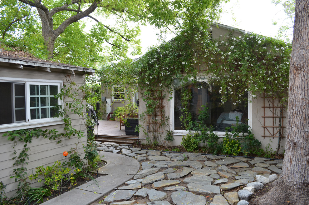 Ispirazione per un giardino tradizionale dietro casa con pavimentazioni in pietra naturale e passi giapponesi