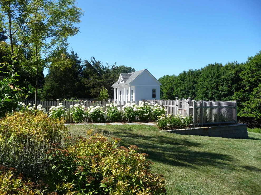 Esempio di un giardino formale chic esposto in pieno sole dietro casa in estate con pavimentazioni in pietra naturale