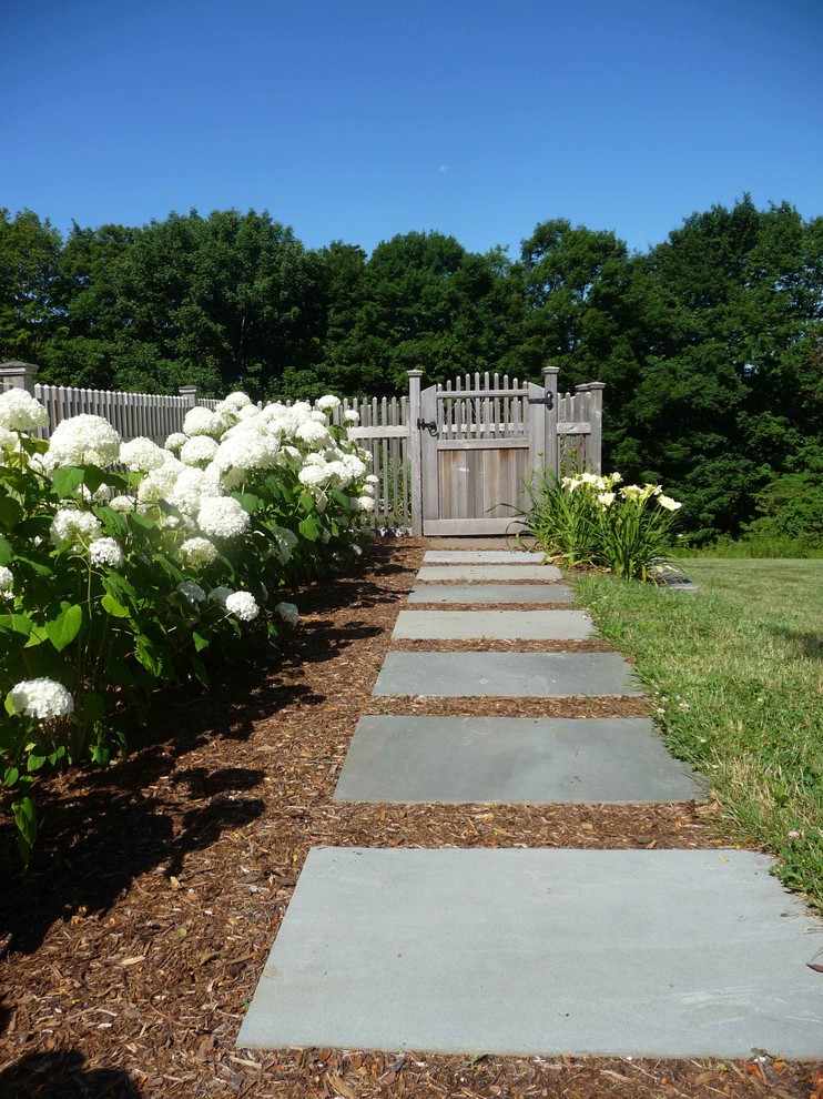 Пример оригинального дизайна: солнечный, летний участок и сад на заднем дворе в классическом стиле с садовой дорожкой или калиткой, хорошей освещенностью и покрытием из каменной брусчатки