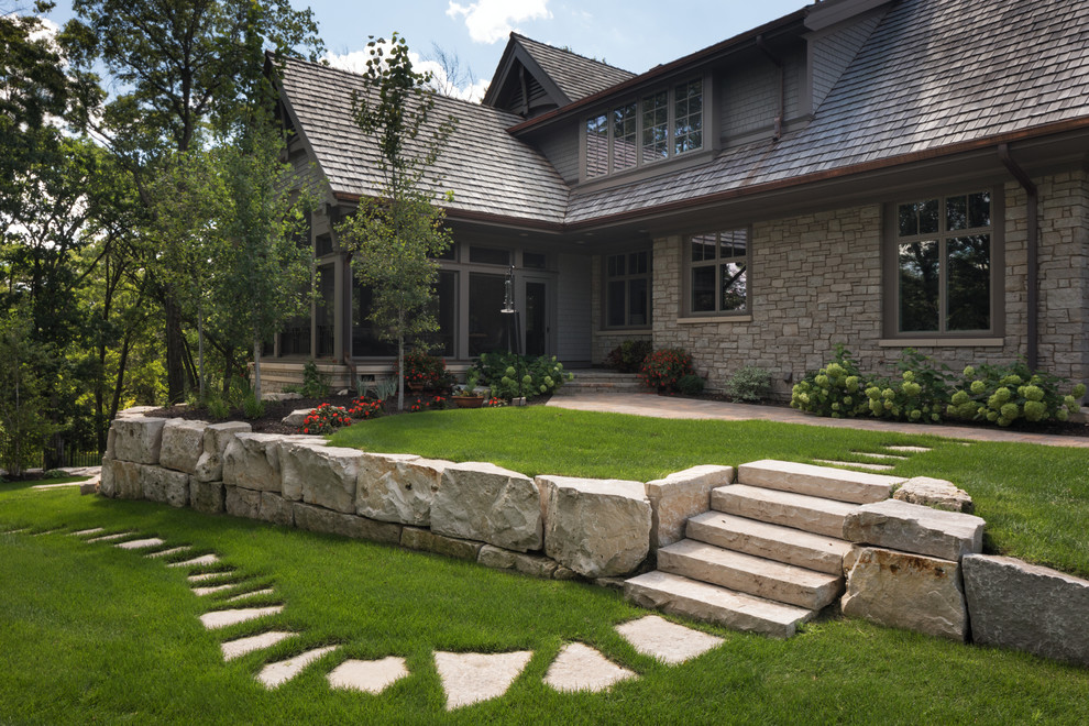 Immagine di un giardino xeriscape tradizionale esposto in pieno sole davanti casa con pavimentazioni in pietra naturale