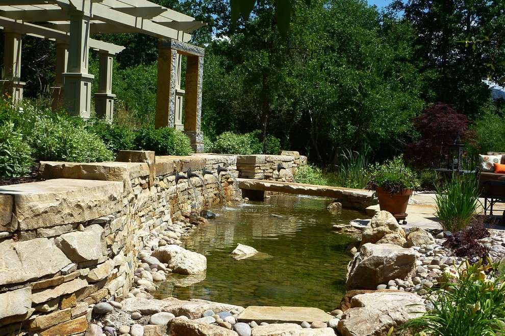 Großer Klassischer Garten hinter dem Haus mit direkter Sonneneinstrahlung und Natursteinplatten in Salt Lake City