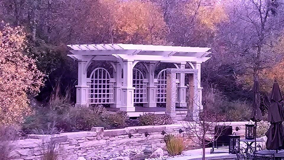 На фото: большой солнечный, осенний участок и сад на заднем дворе в классическом стиле с хорошей освещенностью, покрытием из каменной брусчатки и садовой дорожкой или калиткой