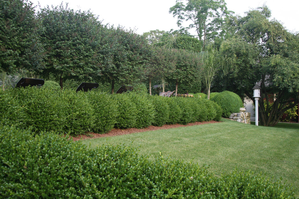 Inspiration for a mid-sized transitional partial sun backyard formal garden in New York.