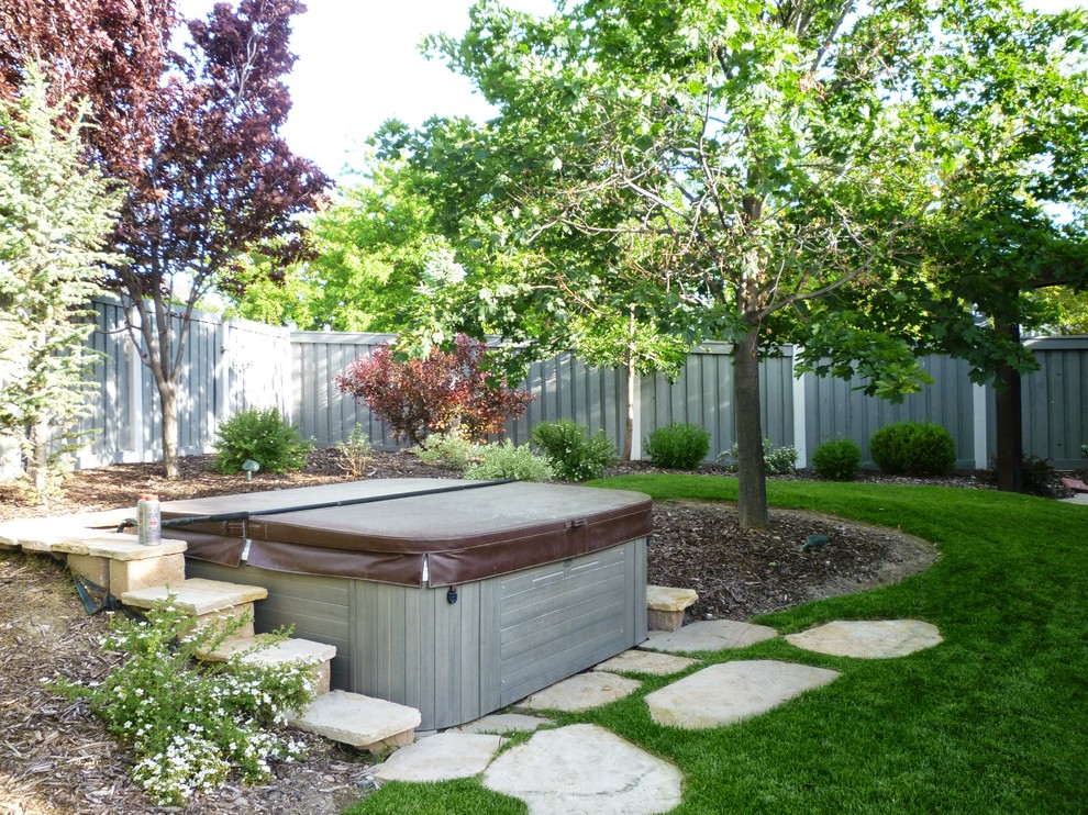 На фото: прямоугольный бассейн на заднем дворе в стиле неоклассика (современная классика) с джакузи