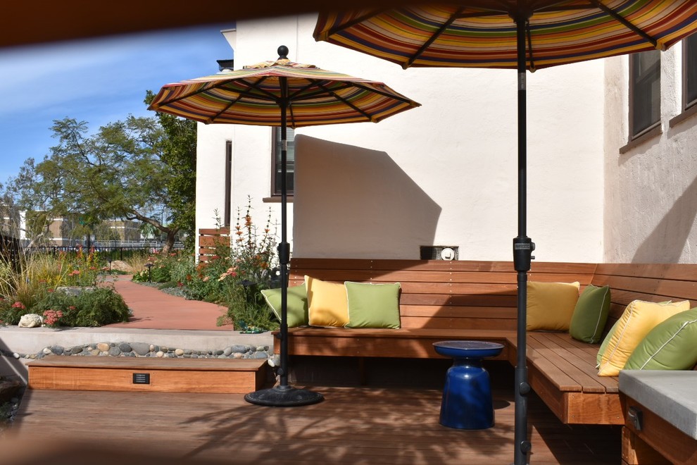 Свежая идея для дизайна: маленький солнечный засухоустойчивый сад на боковом дворе в современном стиле с садовой дорожкой или калиткой, хорошей освещенностью и мощением тротуарной плиткой для на участке и в саду - отличное фото интерьера