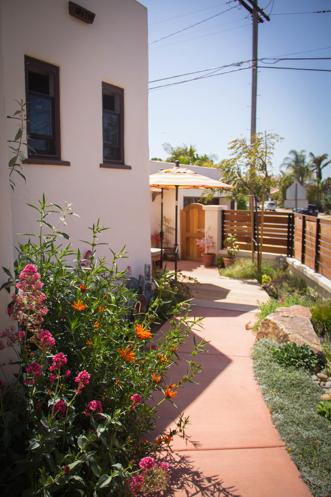 Ispirazione per un piccolo giardino xeriscape american style esposto in pieno sole nel cortile laterale con un ingresso o sentiero e pavimentazioni in cemento