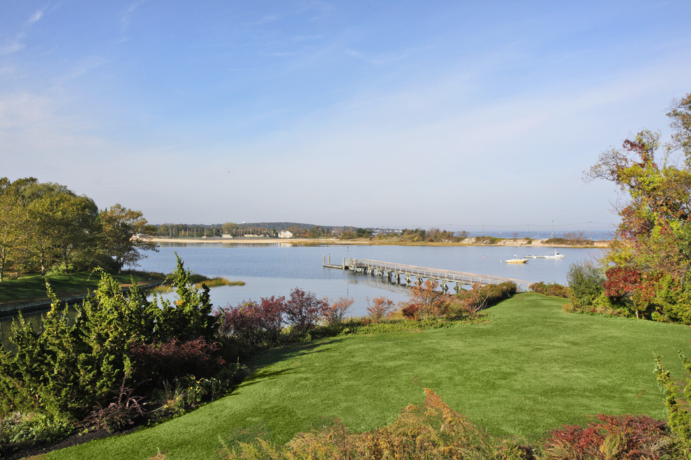 NORTH SHORE RESIDENCE • CENTRE ISLAND, NY Traditional Landscape
