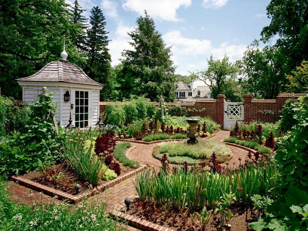 Стильный дизайн: большой солнечный регулярный сад на заднем дворе в стиле кантри с садовой дорожкой или калиткой, хорошей освещенностью и мощением клинкерной брусчаткой - последний тренд