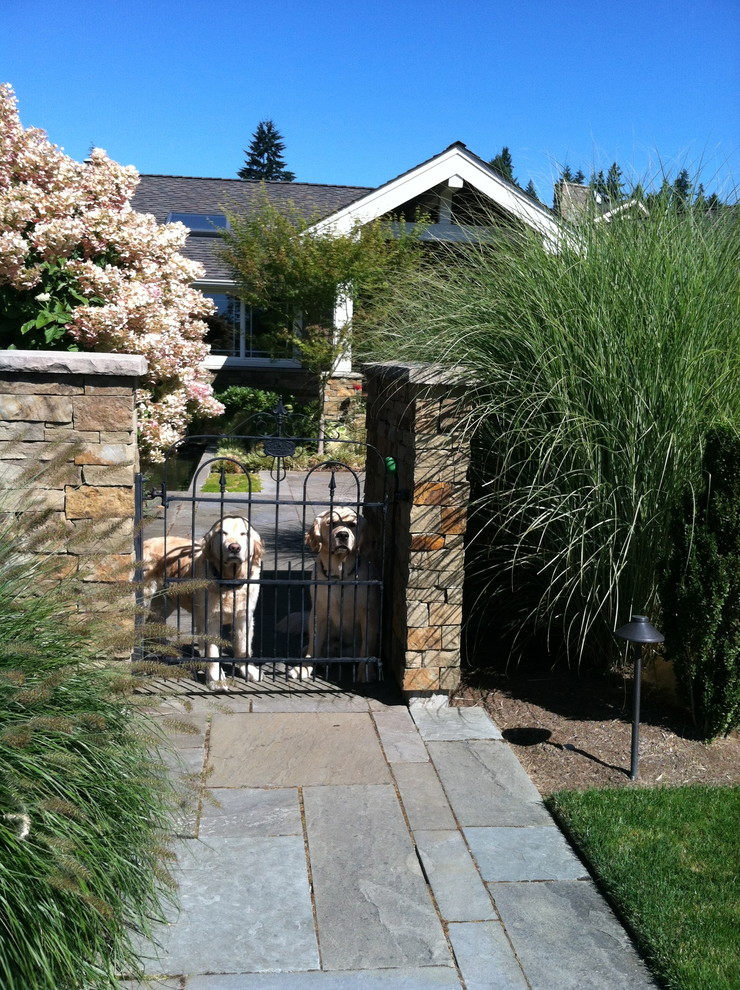 Großer Klassischer Garten mit Auffahrt, direkter Sonneneinstrahlung und Natursteinplatten in Seattle