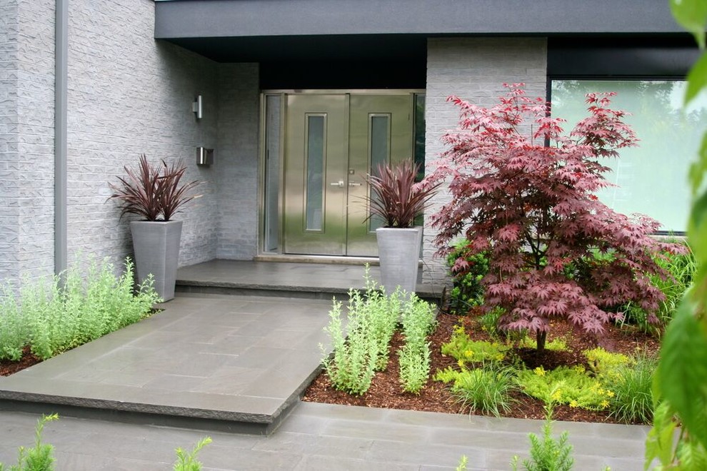 Geometrischer, Großer, Halbschattiger Moderner Garten hinter dem Haus mit Feuerstelle und Natursteinplatten in Toronto