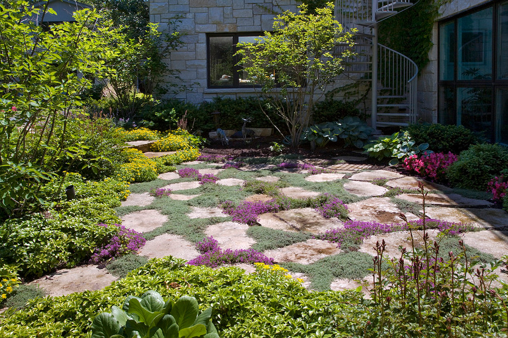 Inspiration for a contemporary landscaping in Chicago.