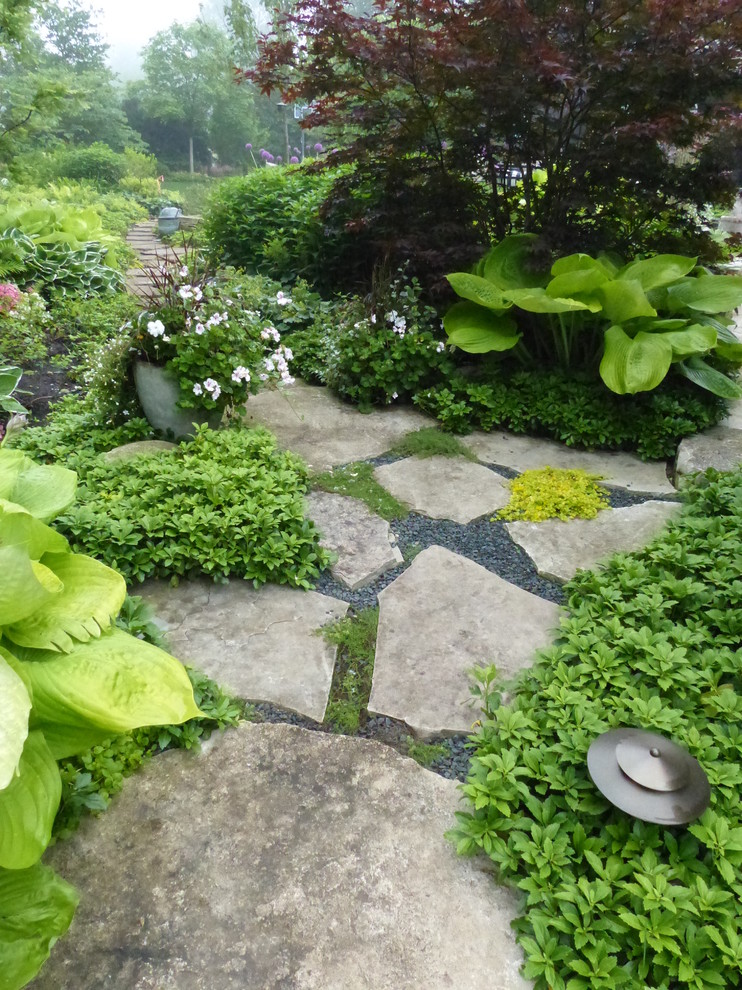Diseño de camino de jardín clásico extra grande en primavera en patio trasero con exposición reducida al sol y adoquines de piedra natural