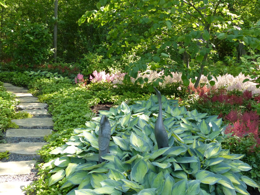 Пример оригинального дизайна: огромный тенистый, весенний участок и сад на заднем дворе в классическом стиле с садовой дорожкой или калиткой и покрытием из каменной брусчатки