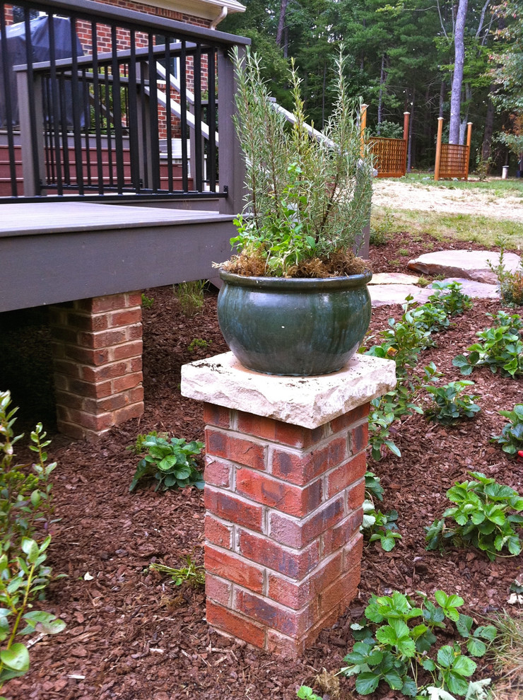 Idées déco pour un petit jardin en pots arrière classique l'hiver avec une exposition partiellement ombragée et des pavés en pierre naturelle.